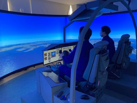 서해지방해양경찰청 무안고정익항공대원들이 CN-235 시뮬레이터에서 모의 비행훈련을 하고 있다. (사진제공 = 서해지방해양경찰청)