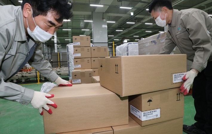 정부가 화이자로부터 구매한 코로나19 먹는(경구용) 치료제 '팍스로비드'가 13일 오후 충북 청주시 유한양행 오창 물류창고에 도착, 관계자들이 보관창고로 옮기고 있다. 이날 도착한 팍스로비드는 오는 14일부터 코로나19 환자들에게 처방될 예정이다.