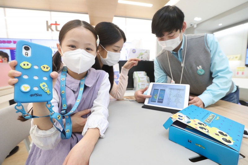 KT, '신비아파트' 시리즈 캐릭터 적용한 스마트폰 출시