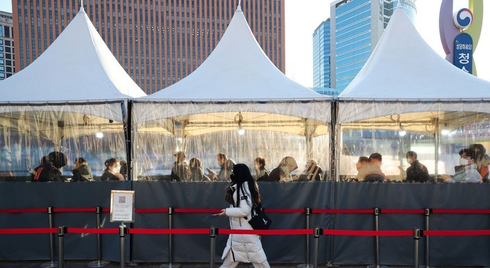 코로나19 신규 확진자가 4,542명으로 집계된 14일 오전 서울 중구 서울역 광장 내 임시선별검사소에서 시민들이 검사를 받기 위해 대기하고 있다.