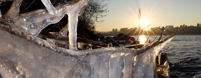 서울의 아침기온이 영하 11도를 보인 지난 12일 오전 서울 광진구 뚝섬한강공원변 얼음 뒤로 해가 떠오르고 있다.