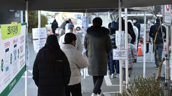 지난 12일 오전 대구 수성구 보건소 선별진료소에서 시민들이 코로나19 진단검사를 받기 위해 대기하고 있다.