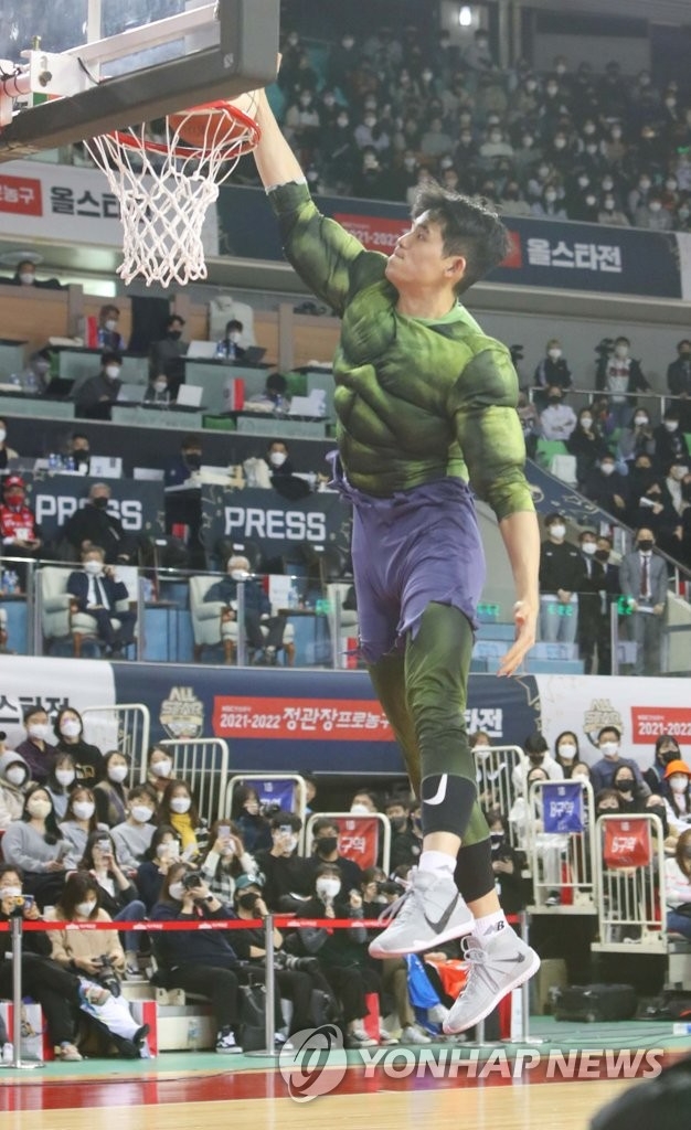 (대구=연합뉴스) 16일 오후 대구체육관에서 열린 '2021-2022 KGC 인삼공사 정관장 프로농구' 올스타전에서 프로농구 KT의 하윤기가 국내선수 덩크슛왕을 차지했다.