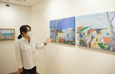 박영주 작가가 유디갤러리에 전시된 작품을 설명하고 있는 모습.
