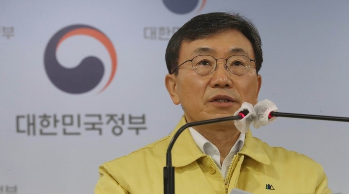 권덕철 보건복지부 장관이 지난 14일 오전 서울 종로구 정부서울청사에서 열린 방역조치 연장 및 소상공인 지원관련 정부합동 브리핑에서 발언하고 있다. (공동취재사진)