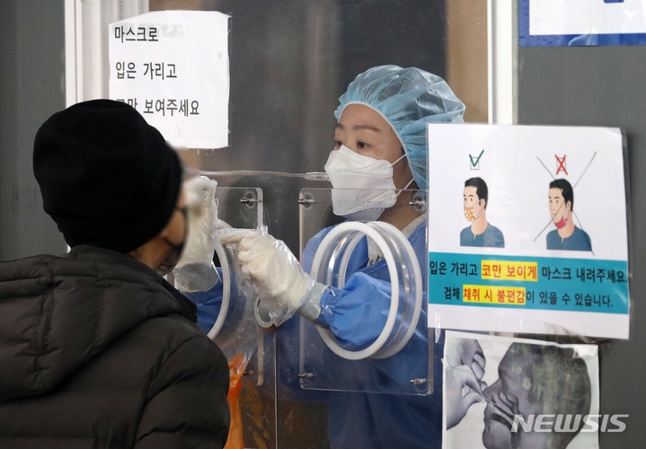 코로나19 신규 확진자가 4194명으로 집계된 16일 오전 서울 중구 서울역광장에 마련된 코로나19 중구임시선별검사소에서 의료진이 검체 채취를 하고 있다. 위중증 환자는 612명으로 사흘째 600명대를 유지했다.