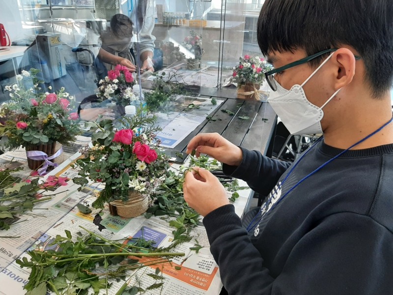 사진 = 플로리스트 수업을 하는 모습