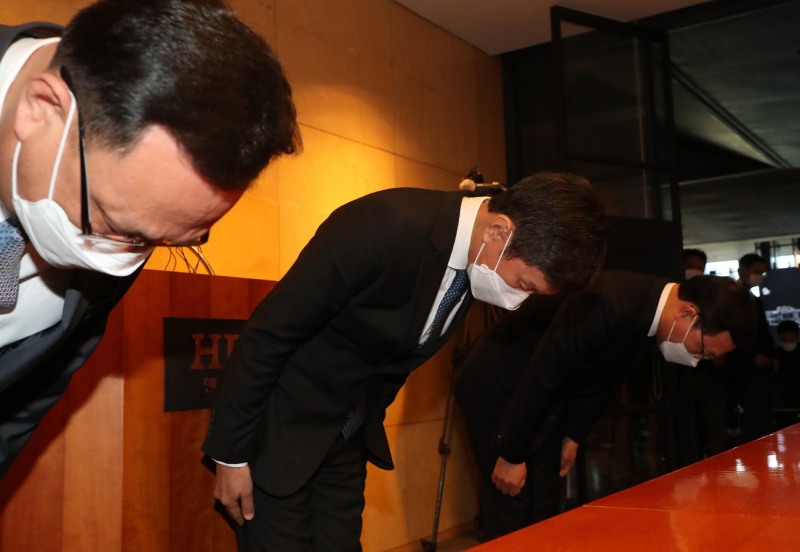 정몽규 HDC현대산업개발 회장이 17일 오전 10시 서울 HDC현대산업개발 용산 사옥에서 광주 아파트 외벽 붕괴 사고와 관련한 입장 발표에 앞서 고개 숙여 인사하고 있다. (공동취재사진)