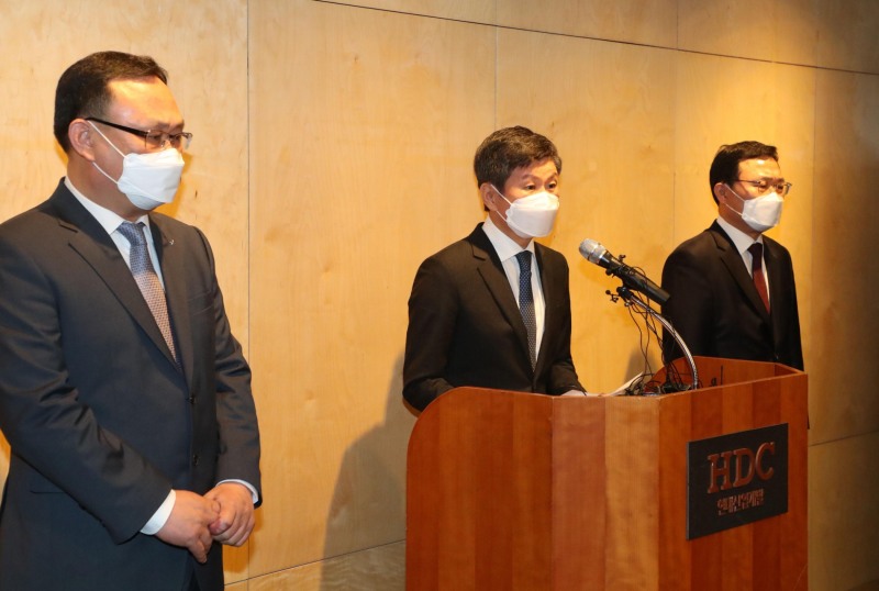 정몽규 HDC현대산업개발 회장이 17일 서울 HDC현대산업개발 용산 사옥에서 광주 아파트 외벽 붕괴 사고와 관련한 입장 발표를 하고 있다. (공동취재사진)