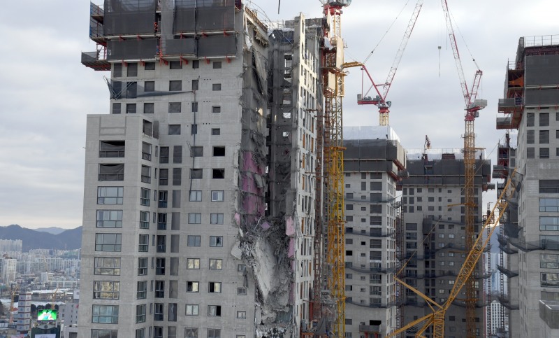 광주 서구 화정동 현대아이파크 신축 아파트 붕괴 사고 7일째인 17일 오전 붕괴 아파트에 설치된 기존 크레인을 철거하기 위한 새크레인이 옆에 세워지고 있다.