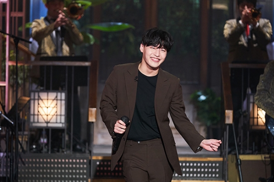 강하늘, 코미디쇼 'SNL'서 각종 콩트 소화…놀라운 가창력 선봬