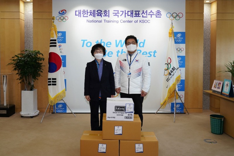 BBQ치킨_제너시스BBQ 그룹 윤경주 부회장과 유인탁 선수촌장/사진 제공 = 제너시스비비큐