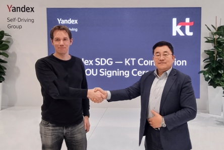 KT AI/DX융합사업부문 송재호 부사장(사진 오른쪽)과 Yandex SDG CEO 드미트리 폴리슈크(Dmitry Polishchuk)’가 MOU를 체결하고 기념 촬영하는 모습./ 사진 제공 = KT
