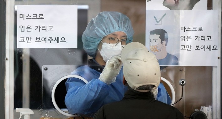 지난 17일 오전 서울 중구 서울역광장에 마련된 코로나19 중구임시선별검사소에서 의료진이 검체 채취를 하고 있다. 위중증 환자는 579명으로 54일만에 500명선으로 내려왔다.