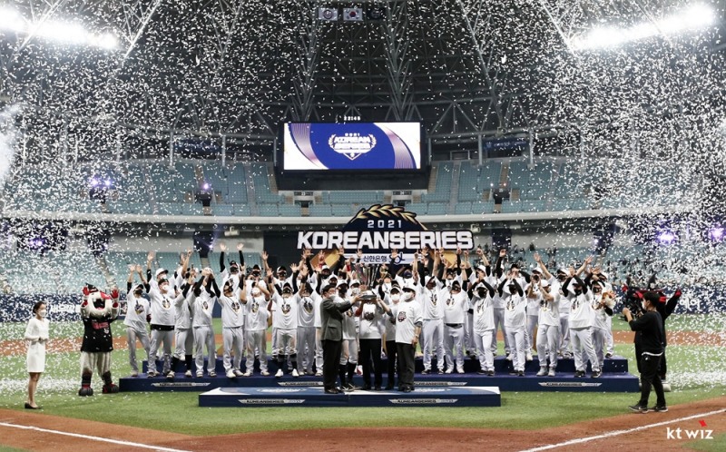 2021시즌 kt 위즈는 창단 6년만에 통합우승으로 마법같은 한해를 보냈다.