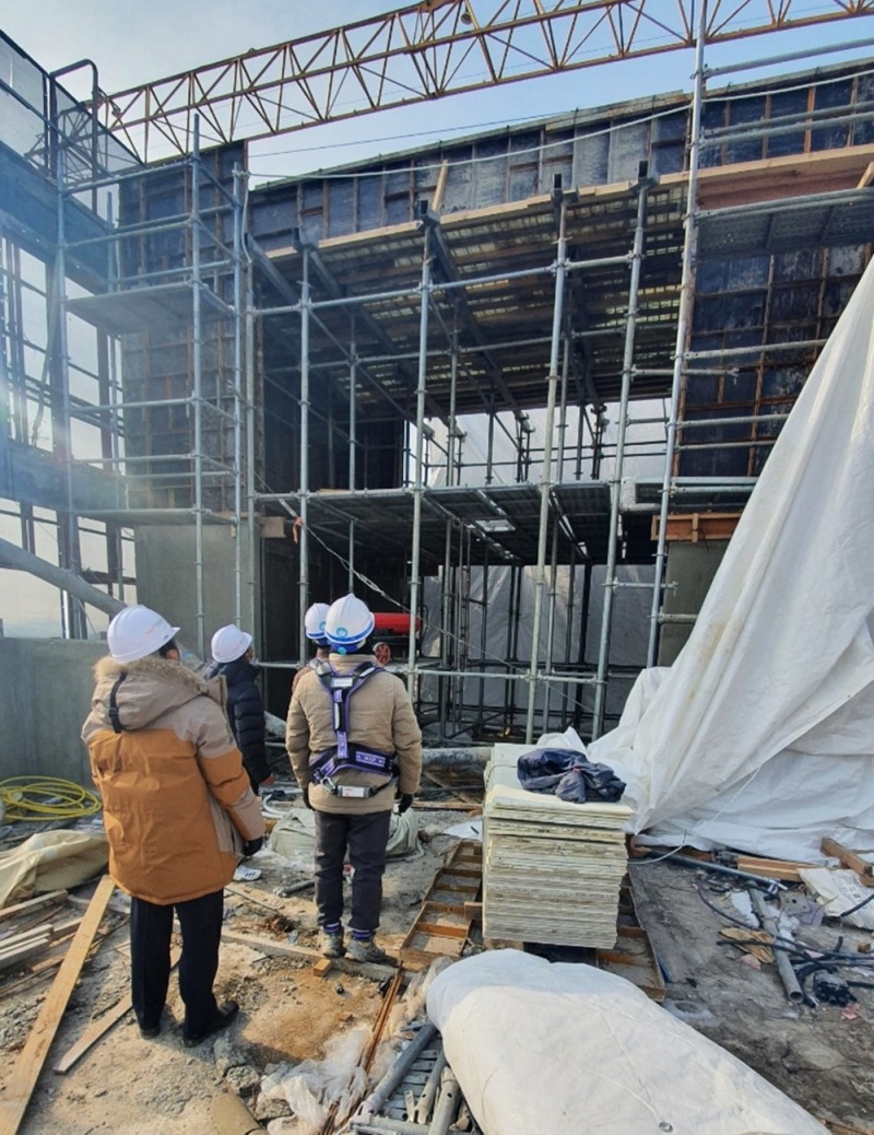 나주시가 겨울철 대형 건축물 공사 현장 사고 예방을 위한 안전점검에 나섰다. (사진제공 = 나주시)