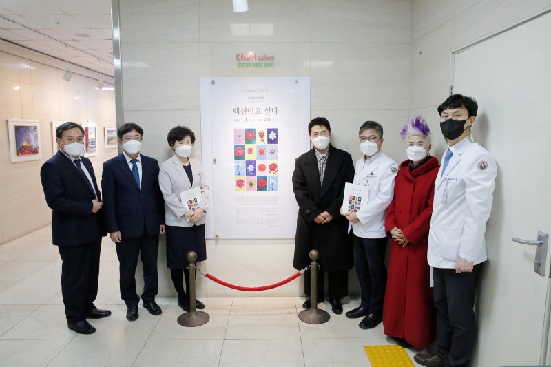 서양화가 고명인 작가의 ‘백신이고 싶다’ 갤러리 오픈식 (사진제공 = 전남대학교병원)