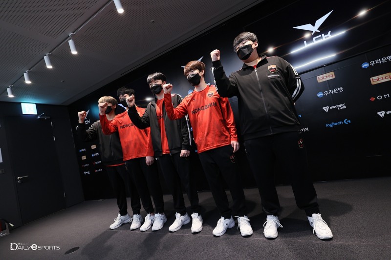 15일 2022 LCK 스프링 1라운드 샌드박스전을 2대0으로 꺾고 파이팅 포즈를 한 농심 레드포스.