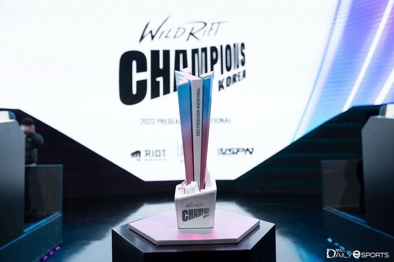 와일드리프트 챔피언스 코리아(WCK) 우승 트로피.