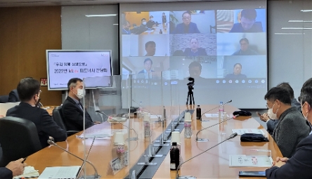 우정민 KT DS 사장(왼쪽 첫 번째)과 간담회에 참석한 주요 파트너사 대표들과 인사를 나누는 모습./ 사진 제공 =