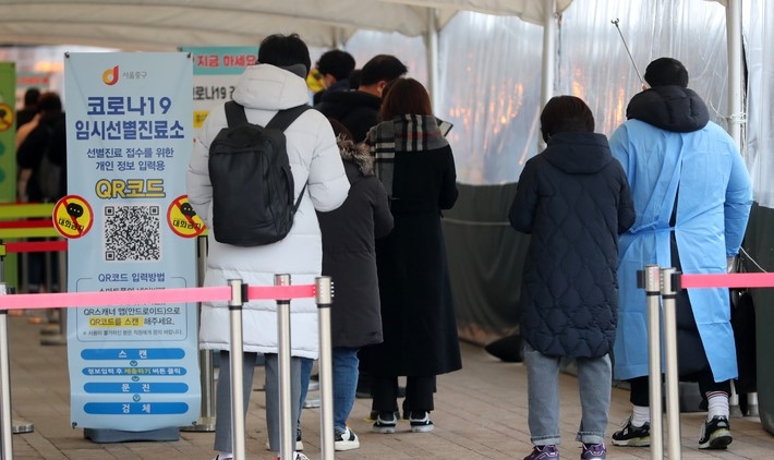 코로나19 신규 확진자 수가 5805명으로 집계된 19일 오전 서울 중구 시청 앞 서울광장에 마련된 중구 코로나19 임시 선별진료소에서 검사를 받으려는 시민들이 줄을 서고 있다.