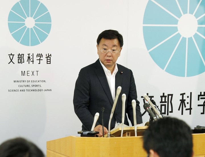 마쓰노 히로카즈(松野博一) 일본 관방장관이 지난 2017년 6월9일(당시에는 문부과학상) 도쿄에서 기자회견을 하고 있다. 마쓰노 장관은 18일 도쿄도와 수도권 3개현 및 도카이(東海) 3현 등 모두 13개 도·현이 만연 방지 등 중점 조치의 적용을 요청했다고 밝혔다.