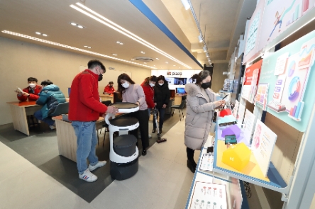 모델들이 KT Add Shop에서 소상공인 관련 서비스와 제휴 상품들을 체험하고 있는 모습./ 사진 제공 = KT