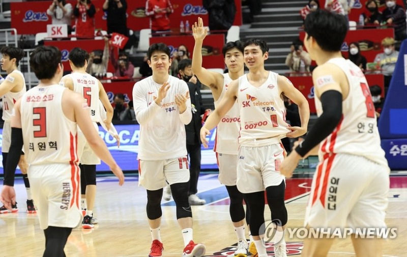(수원=연합뉴스) 19일 경기도 서수원칠보체육관에서 열린 프로농구 수원 KT 소닉붐과 서울 SK 나이츠의 경기. 85대82로 승리한 SK 선수들이 기뻐하고 있다.