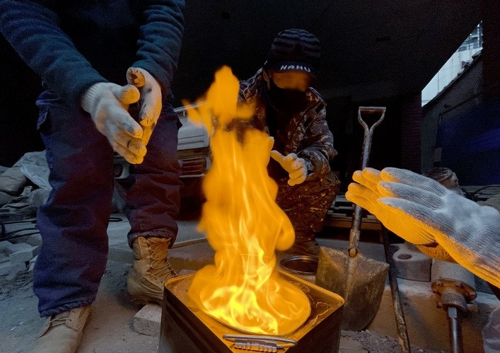 강추위가 계속되고 있는 지난 19일 오전 서울 종로구 한 주택 건설 현장에서 건설 노동자들이 불을 쬐고 있다.