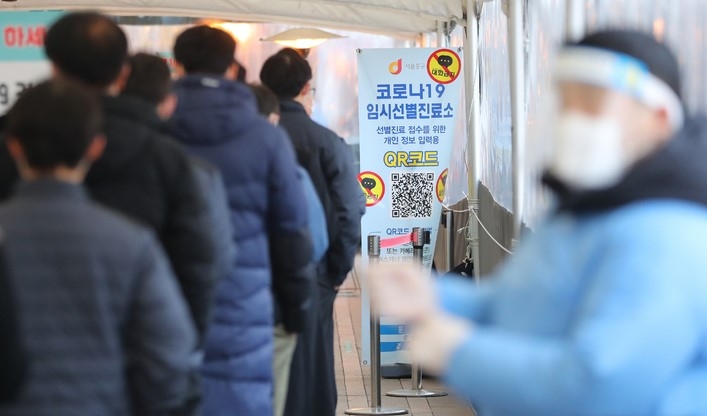 지난 19일 오전 서울 중구 시청 앞 서울광장에 마련된 중구 코로나19 임시 선별진료소에서 검사를 받으려는 시민들이 줄을 서고 있다.