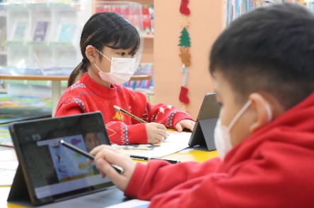 안산시에 거주하는 다문화 초등학생들이 KT 온라인 교육 플랫폼 ‘KT랜선에듀’를 통해 멘토와 랜선야학 수업에 참여하고 있다./사진 제공 = KT