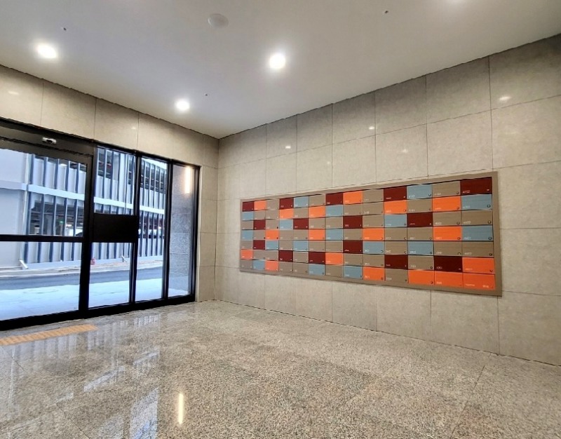 현대건설이 힐스테이트만의 혁신적 디자인 아이덴티티를 확보할 수 있는 새로운 우편함 디자인인 ‘Signature Wall’을 선보인다(사진=현대건설 제공)