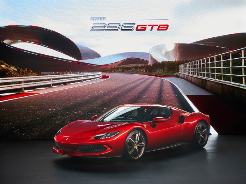 296 GTB는 짧은 휠베이스와 이음매가 없는 일체형 구조를 통해 페라리가 지난 10년간 선보인 베를리네타 모델 중 가장 콤팩트한 차체를 구현했다. 간결하지만 스포티한 라인으로 완성한 외관 디자인이 특징이다.