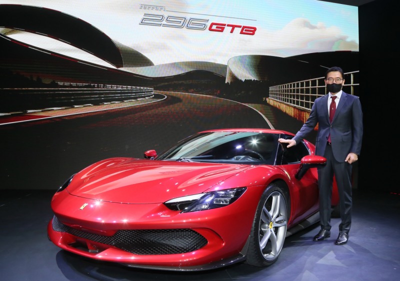 페라리 국내 공식 수입 및 판매사 (주) FMK 김광철 대표이사가 20일 열린 <296 GTB 코리아 프리미어>에 참석해 296 GTB 차량 옆에서 포즈를 취하고 있다.