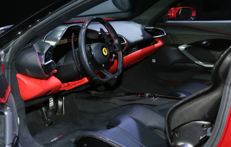 296 GTB의 실내에는 새로운 풀 디지털 인터페이스 기술이 적용돼 운전석뿐만 아니라 조수석에서도 생생한 주행 경험을 즐길 수 있다.