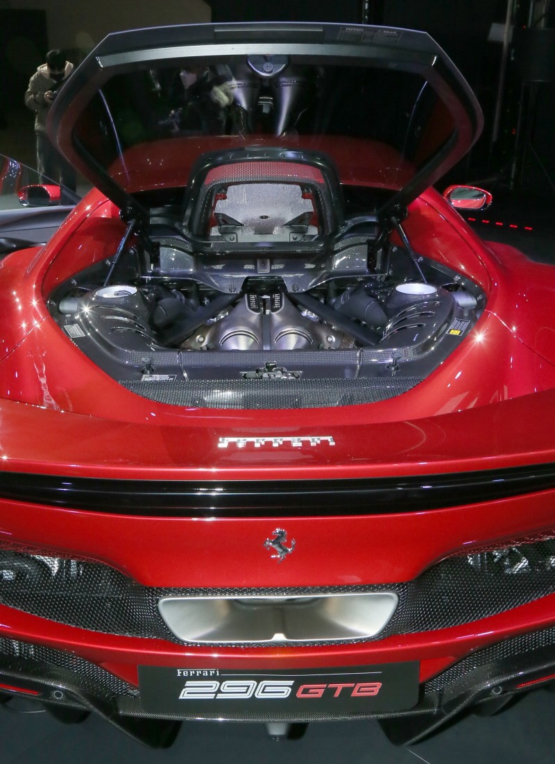 페라리 최초의 V6 플러그인 하이브리드 스포츠카 296 GTB에는 페라리 로드카 역사상 최초로 6기통 엔진이 탑재됐다. 6기통 터보엔진은 전기모터와 결합돼 최고출력 830마력에 이르는 강력한 힘을 발휘한다.