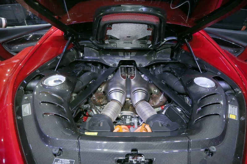페라리 최초의 V6 플러그인 하이브리드 스포츠카 296 GTB에는 페라리 로드카 역사상 최초로 6기통 엔진이 탑재됐다. 6기통 터보엔진은 전기모터와 결합돼 최고출력 830마력에 이르는 강력한 힘을 발휘한다.