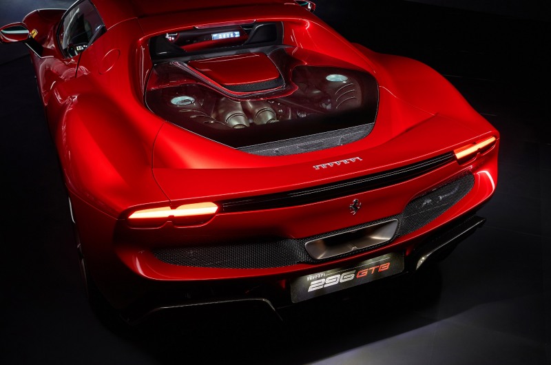 페라리 최초의 V6 플러그인 하이브리드 스포츠카 296 GTB에는 페라리 로드카 역사상 최초로 6기통 엔진이 탑재됐다. 6기통 터보엔진은 전기모터와 결합돼 최고출력 830마력에 이르는 강력한 힘을 발휘한다.