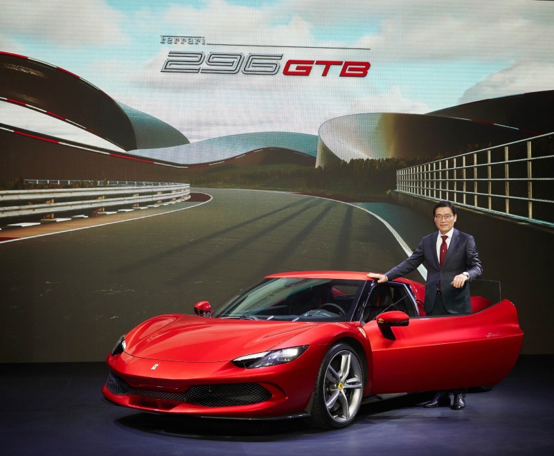 페라리 국내 공식 수입 및 판매사 (주) FMK 김광철 대표이사가 20일 열린 <296 GTB 코리아 프리미어>에 참석해 296 GTB 차량 옆에서 포즈를 취하고 있다.