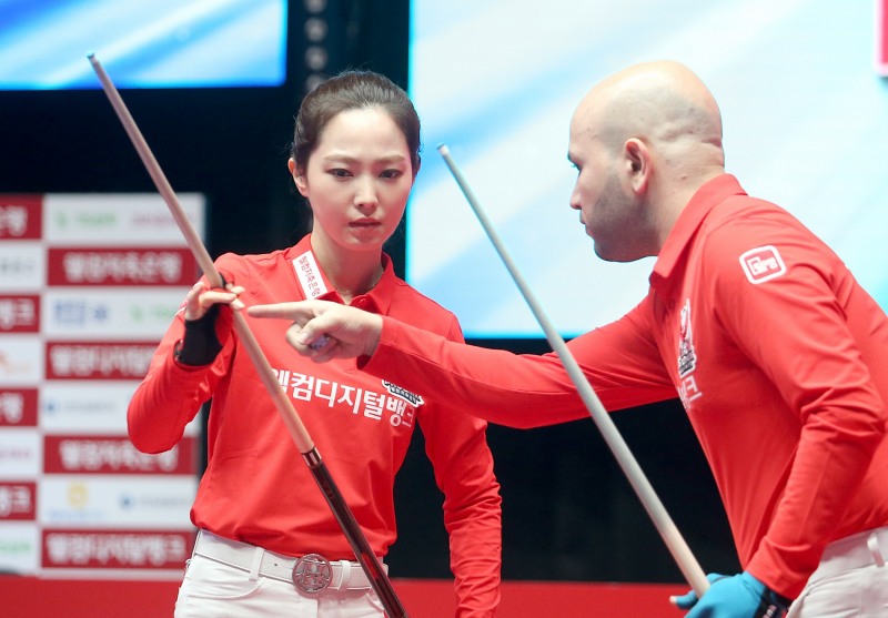 신한의 마민캄-김가영조를 꺾으며 승리를 이끈 웰뱅의 최강 혼복조 차유람(왼쪽)과 위마즈(사진=PBA)