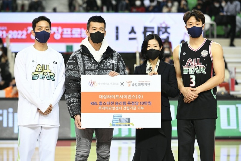 지난 16일(일) 대구에서 개최된 KBL 올스타전 기부금 전달식. (좌로부터 허훈 선수, 승일희망재단 션 공동대표, 대상라이프사이언스㈜ 김수희 마케팅 본부장, 허웅 선수)