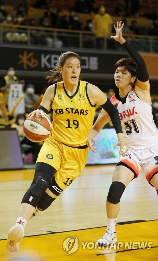 (청주=연합뉴스) 20일 충북 청주체육관에서 열린 삼성생명 2021~2022여자프로농구 KB스타즈와 BNK썸의 경기에서 KB 박지수가 수비를 뚫고 드리블하고 있다.