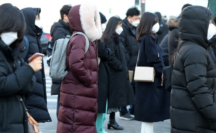 서울 아침 최저 기온이 영하 10도까지 내려간 지난 18일 오전 서울 종로구 세종대로사거리 횡단보도에서 시민들이 신호를 기다리고 있다. 