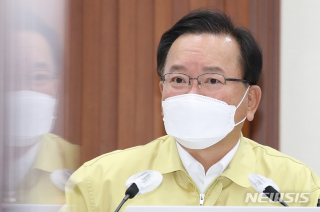 김부겸 국무총리가 21일 오전 서울 종로구 정부서울청사에서 열린 코로나19 대응 중앙재난안전대책본부(중대본) 회의에 참석해 발언하고 있다.