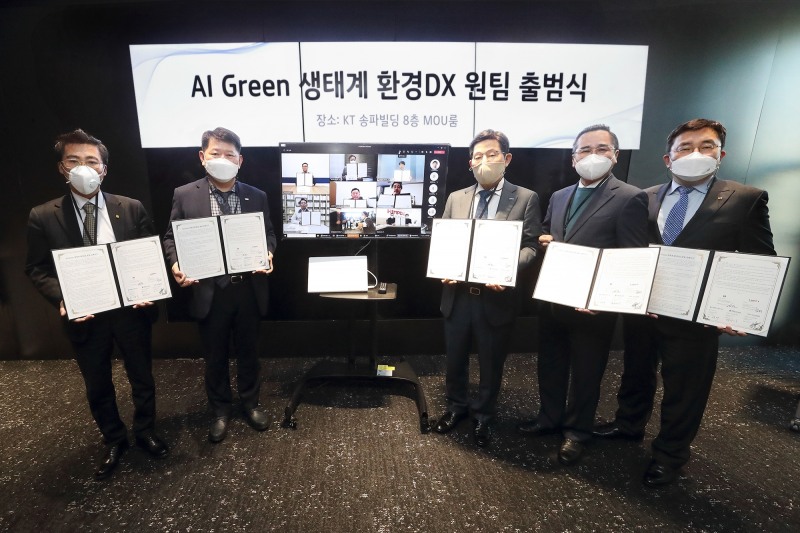 (왼쪽부터) 김학겸 한국리모델링협회장, 안흥국 한샘 리하우스사업본부장, 이상락 KOTITI원장, 정상기 한국실내환경협회장, 송재호 KT AI/DX융합사업부문장/ 사진 제공 = KT