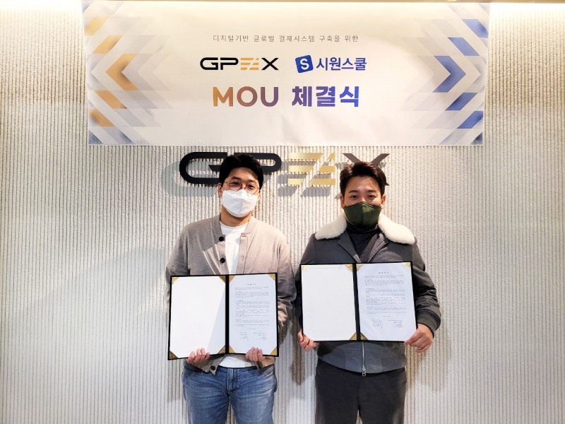 ㈜한국포인트거래소 김재학 대표와 ㈜에스제이더블유인터내셔널 이시원 대표강사(오른쪽)의 협약 사진