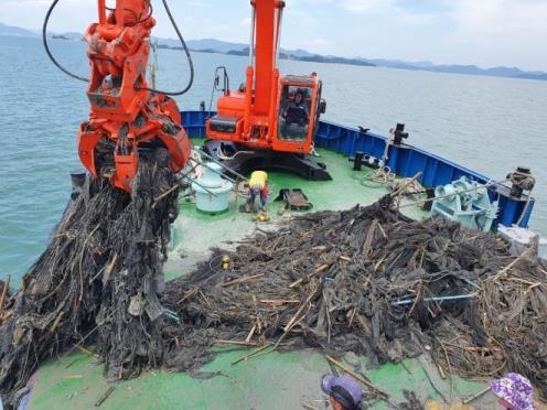 지난해 6월, 어항남해3호 여수시 여자만 해역 해양쓰레기 긴급수거 모습