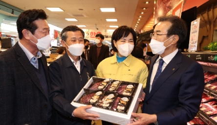 국민권익위원회 전현희 위원장(우측 두번째)과 농협중앙회 이성희 회장(우측 첫번째)은 21일 임인년 설 명절을 앞두고 농협하나로마트 양재점을 방문하여 농축산물 소비동향을 점검하고 유통 관계자들의 현장 의견을 청취하고 있다./ 사진 제공 =