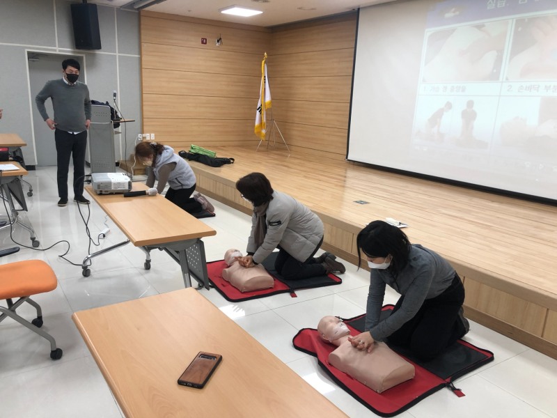 5‧18민주화운동기록관은 관람 중 응급상황에 대처할 수 있도록 21일 전 직원을 대상으로 ‘2022년 심폐소생술 등 응급처치 특별교육’을 실시했다. (사진제공 = 광주광역시)