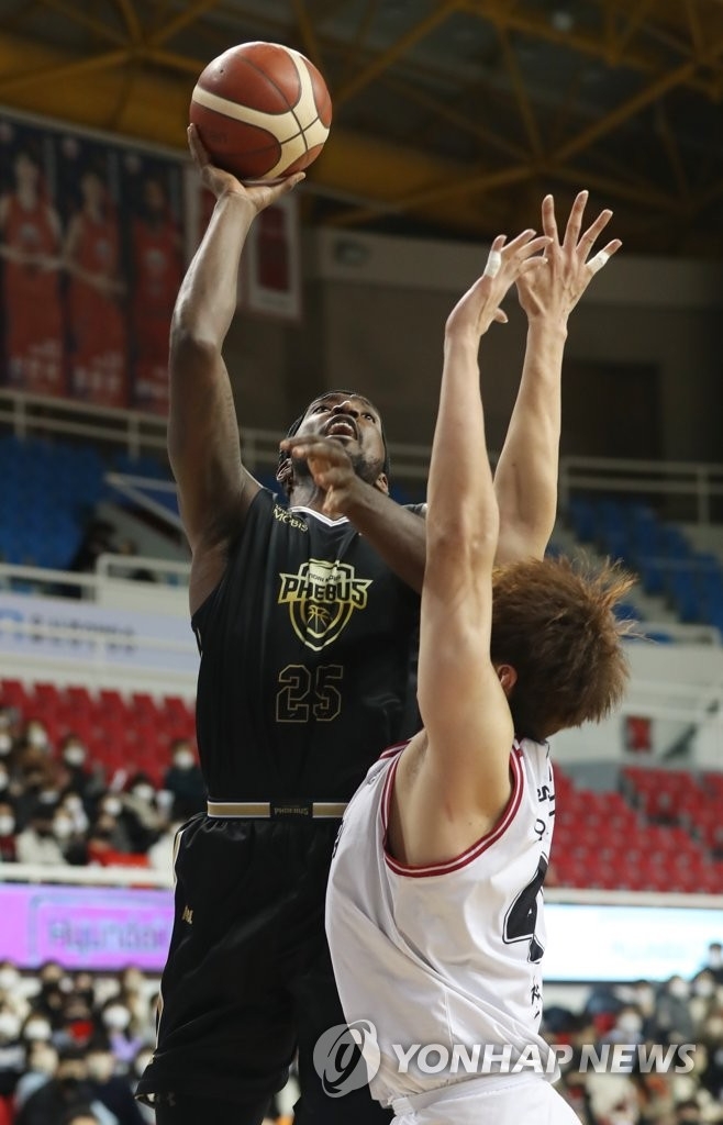 (울산=연합뉴스) 21일 울산 동천체육관에서 열린 2021-2022 KGC 인삼공사 정관장 프로농구 울산 현대모비스와 안양 KGC의 경기에서 현대모비스 토마스가 KGC 오세근의 수비를 피해 슛하고 있다.